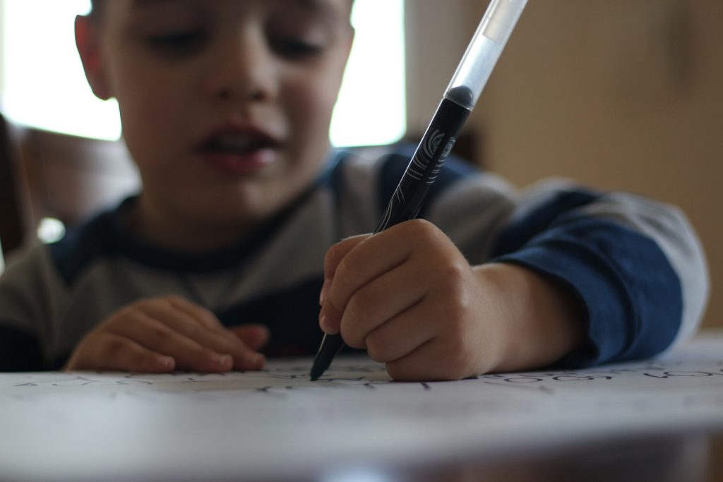 Escritura  y Síndrome de Tourette: ¿Qué relación existe entre los tics y la dificultad para escribir a mano?